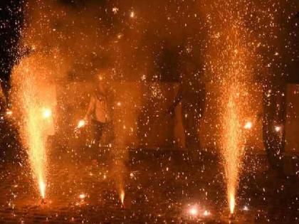 There is cotton in the house, beaten up for telling people not to burst firecrackers, crime against four persons | घरात कापूस आहे, येथे फटाके वाजवू नका म्हटल्याने शेतकऱ्यास मारहाण, चारजणांविरुद्ध गुन्हा