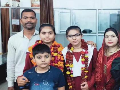 Fatehpur girl pips twin to top Uttar Pradesh Board after paper recheck | फेरगुणांकनानंतर जुळ्या बहिणीवर मात करून 'ती' आली राज्यात पहिली