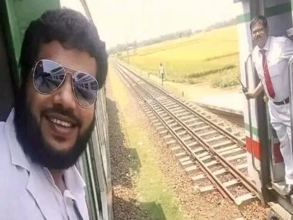 Railway TTE photo; father is a railway guard and the son is TTE; selfie of them goes viral on social media | वडील रेल्वेत गार्ड तर मुलगा टीटी; बाप-लेकाचा सेल्फी सोशल मीडियावर व्हायरल