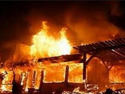 Fierce fire at Wani Belkhed in Amravati; Three houses, two cowsheds, tractor, cow burn | वणी बेलखेड येथे भीषण आग; तीन घरे, दोन गोठे, ट्रॅक्टर, गाई खाक, लाखोंचं नुकसान