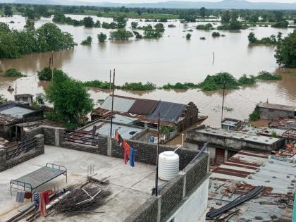 Antargaon surrounded by flood, Panganga river turned red | अंतरगावला पुराचा वेढा, पैनगंगा नदीने धारण केले रौद्ररूप