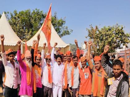 Thousands of people of the Maratha community protested in Azad Maidan on the demand of reservation | आरक्षणाच्या मागणीवर मराठा समाजाचे हजारो लोक आझाद मैदानात ठाण मांडून! 