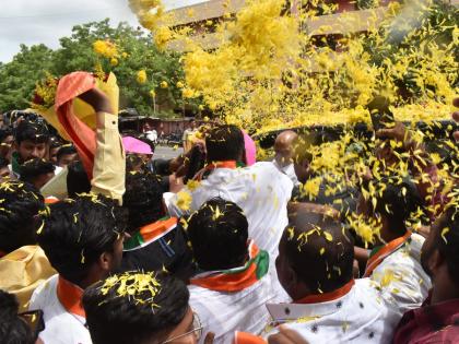 A warm welcome to Sharad Pawar in Solapur, a show of strength by activists | जेसीबीतून फुले उधळली, क्रेनद्वारे हार घातले; सोलापुरात शरद पवारांचं जंगी स्वागत, कार्यकर्त्यांचे शक्तीप्रदर्शन