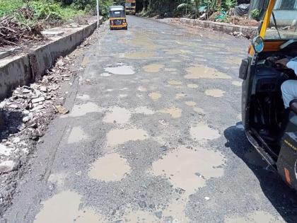 Potholes in the road of Mira Bhayander in Ganeshotsav | मीरा भाईंदर पालिकेच्या रस्त्यात खड्डेच खड्डे; गणरायाचे आगमन आणि विसर्जन खड्डय़ातूनच 