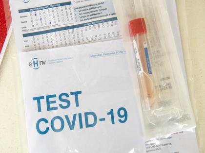 Delay in reporting corona test; father in tension | आईला कोरोना, लहान मुलगा घाबरला...लॅबने तब्बल 30 तास स्वॅबच नव्हता तपासला!