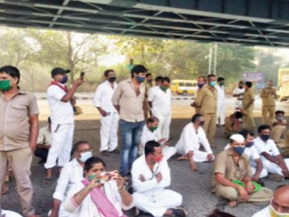 Brokers charge an additional Rs 250 for updating the meter; Drivers block the road | मीटर अद्ययावत करण्यासाठी दलाल आकारतात अतिरिक्त २५० रुपये; चालकांनी केला रास्ता रोको