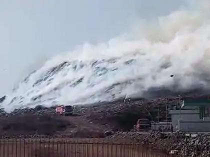 Big fire at Aadharwadi dumping in Kalyan; Smoke in the nostrils of citizens hrb | कल्याणच्या आधारवाडी डंपिंगला लागली मोठी आग; नागरिकांच्या नाकातोंडात धूर