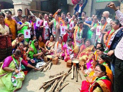 Women activists stare at the stove | महिला कार्यकर्त्यांनी थापल्या चुलीवर भाकऱ्या