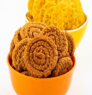 How to make Crispy chakli : चकल्या जास्त कडक तर कधी नरम पडतात? कुरकुरीत, खमंग चकल्यासाठी 'या' घ्या टिप्स