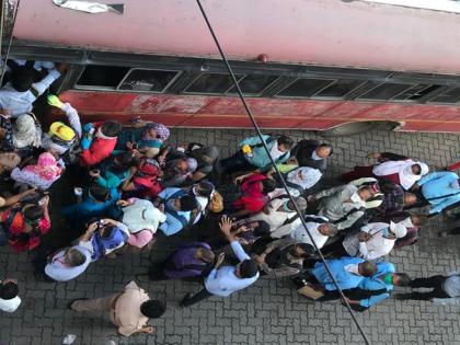 Unlock1 Video: OMG! See what happened in the train for the railway staff in karjat, kalyan | Unlock1 Video: बापरे! रेल्वे कर्मचाऱ्यांसाठीच्या ट्रेनमध्ये पहा काय घडले