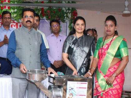 Mira Bhayander Municipal Corporation distributed waste bins and grinding machines to women | मीरा भाईंदर महानगरपालिकेने महिलांना वाटले कचऱ्याचे डबे आणि दळण यंत्रे 