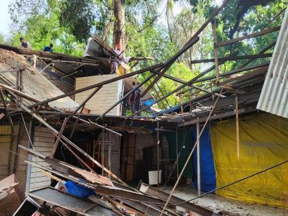 A hammer on an unauthorized shopping mall on Ferguson Road cleared an area of five thousand square feet | फर्गुसन रोडवरील अनाधिकृत शॉपिंग मॉलवर पालिकेचा हातोडा, ५ हजार चौरस फूट बांधकाम पाडले