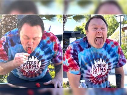 Man eats worlds hottest Chilli Carolina reaper sets Guinness world records | नुसता जाळ अन् धूर..! व्यक्तीने कॅमेरासमोर खाल्ली जगातली सर्वात तिखट मिरची, व्हिडीओ बघून व्हाल अवाक्