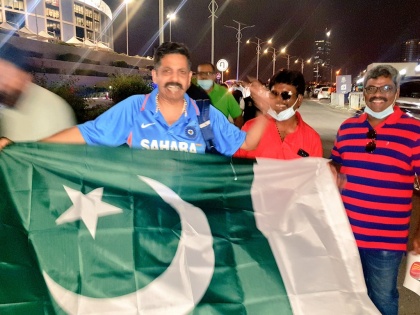 ICC World Twenty20 : Indian support for Pakistan in Dubai in semifinals? Photo viral on social media | ICC World Twenty20 : सेमीफायनल मॅच, टीम इंडियाची जर्सी अन् पाकिस्तानला सपोर्ट? फोटो व्हायरल