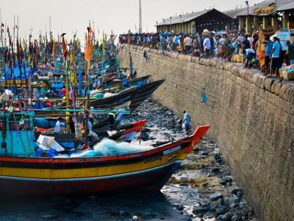 Recruit the youth of the fisherman community to protect against terrorist attacks! | आतंकवादी हल्ल्यापासून संरक्षण करण्यासाठी मच्छिमार कोळी समाजातील तरुणांची भरती करा!