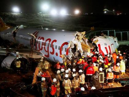 Strange accidents; While landing on the runway, the plane broke into three pieces | विचित्र अपघात; रनवेवर उतरताना विमानाचे तीन तुकडे झाले