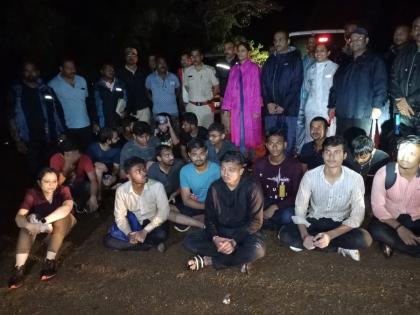 One of the stranded tourists at Dugarwadi was drawned; 22 people were rescued | दुगारवाडी येथे अडकलेल्या पर्यटकांपैकी एक जण गेला वाहून; 22 जणांची सुटका