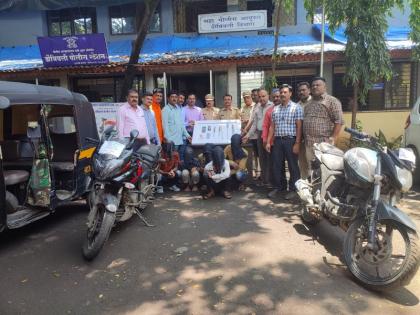 The police have arrested a gang of seven people who were robbing passengers in Thakurli area. | लुटण्यासाठी आलेल्या ‘त्या‘ सातजणांमध्ये तीन रिक्षाचालक; १ लाख ६६ हजारांचा मुद्देमाल जप्त