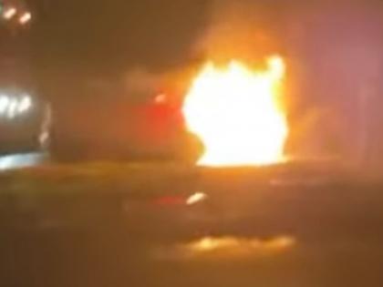 Polo car catches fire on Mumbai-Ahmedabad National Highway | मुंबई - अहमदाबाद राष्ट्रीय महामार्गावर पोलो कार पेटली