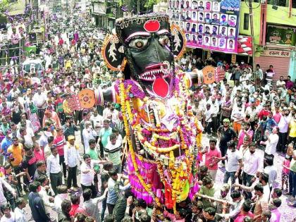 ‘ take away Corona and dengue’ Marbat festival in Nagpur | ‘कोरोना, डेंग्यूला घेऊन जा गे मारबत’ नागपूरकरांनी दिला मारबतीला निरोप