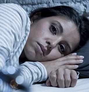 रात्री काही केल्या झोपच येत नाही? तज्ज्ञ सांगतात, १ सोपा उपाय - गादीवर पडल्या पडल्या लागेल गाढ झोप...