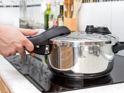 Pressure cooker may cause death. For avoid accident follow 10 simple rules | प्रेशर कुकर स्वयंपाकघरातला हा स्मार्ट हेल्पर ठरू शकतो जीवघेणा. प्रेशर कुकर वापरताना हे 10 नियम आवर्जून पाळा!