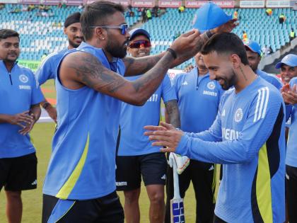 IND vs SA 3rd T20I Debutant Ramandeep Singh Receives Team India Cap From Hardik Pandya | IND vs SA : तिसऱ्या टी-२० सामन्यात Ramandeep Singh ला मिळाली पदार्पणाची संधी