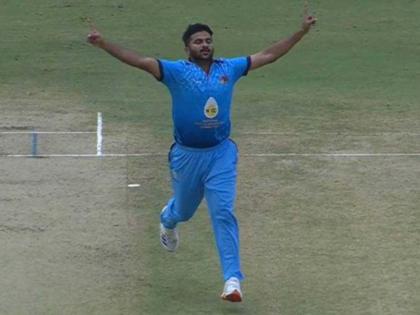 Syed Mushtaq Ali Trophy Mumbaikar Shardul Thakur's splendid spell of Take 4 Wickets Spend 25 Runs Against Services in Hyderabad | SMAT : आधी झाली होती बेक्कार धुलाई; मुंबईकर वाघानं जबरदस्त स्पेलसह केली भरपाई