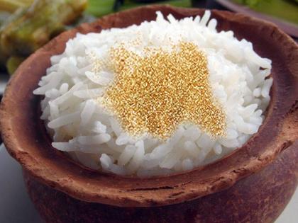 In Hyderabad shafe gives golden surprise. He served golden rice in wedding ceremony | लग्नाच्या मेजवानीत सोन्याचा भात.