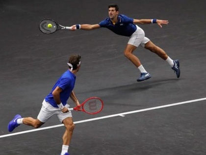 Novak Djokovic hits Roger Federer during at Laver Cup 2018 | रॉजर फेडररला चेंडू लागला म्हणून नोव्हाक जोकोव्हिच पोट धरून हसला