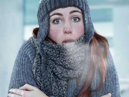 Feel cold all the time? Know what are the reasons | काही लोकांना जास्त का वाजते थंडी? जाणून घ्या याचं खरं कारण!