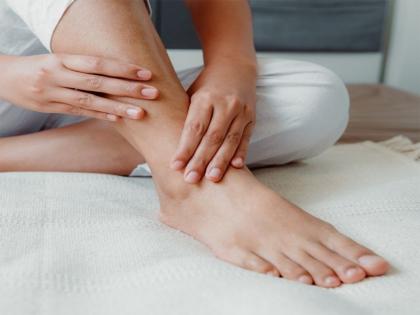 these are the reason of high cholesterol symptoms seen on your feet | पायांवर दिसतात हाय कॉलेस्ट्रॉलची ही गंभीर लक्षणे, वेळेत उपाय करा अन्यथा दुष्परिणाम नक्की