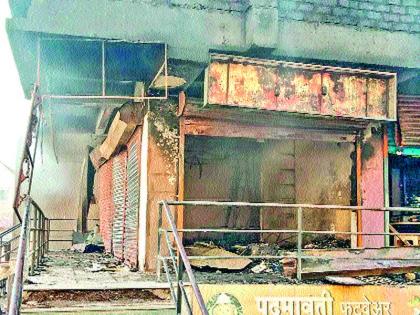 Loss of fireworks shop and bag shop fire | भिगवण बाजारपेठेतील पर्स आणि बॅग दुकानाचे आगीत नुकसान