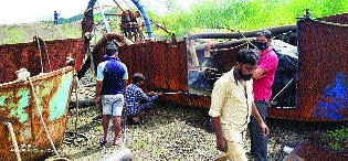 An officer in the case of illegal sand transport, a commotion in the police with the transfer of 12 employees | बेकायदा रेती वाहतूकप्रकरणी एक अधिकारी, १२ कर्मचाऱ्यांच्या बदलीने पोलिसांत खळबळ