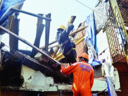  Three people were killed and eight injured in Goregaon accident | गोरेगावमध्ये दुमजली चाळ कोसळून तिघांचा मृत्यू, आठ जखमी