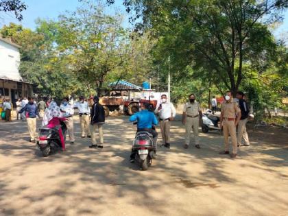 punitive action against 145 non helmet rider government employees by chandrapur traffic police | शासकीय कर्मचाऱ्यांचा पहिल्या दिवशी हेल्मेट सक्तीला 'खो'