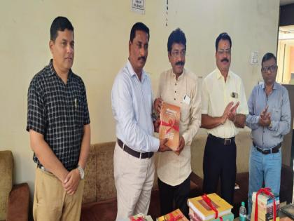 Donation of books to Ulhasnagar Municipal College Kudos to Raj Asrodkar | उल्हासनगर महापालिका अभ्यासिकेला पुस्तके दान; राज असरोडकर यांचे कौतुक