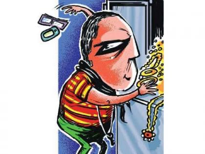 robbery at the home of a retired teacher at karanja | सेवानिवृत्त शिक्षकाच्या घरी धाडसी दरोडा, चाकू मारून केले गंभीर जखमी