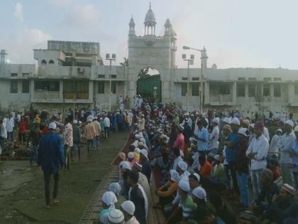 A large crowd of Muslim brothers to go to Haji Ali Dargah In Mumbai | हाजीअली दर्ग्यात जाण्यासाठी मुस्लिम बांधवाची मोठी गर्दी; पोलिसांचा मोठा बंदोबस्त