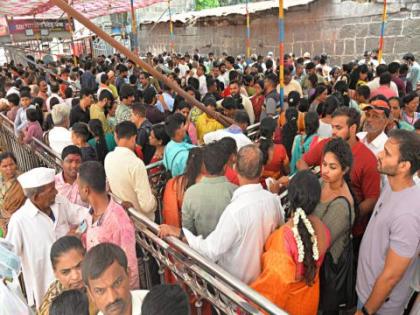 Enjoy Sundays off and short trips; Tourists, devotees enter for darshan at Jotiba, Ambabai, Narsobachi Wadi | रविवारची सुटी अन् छोट्या सहलीचा आनंद; जोतिबा, अंबाबाई, नरसोबाची वाडी येथे दर्शनासाठी पर्यटक, भाविक दाखल 