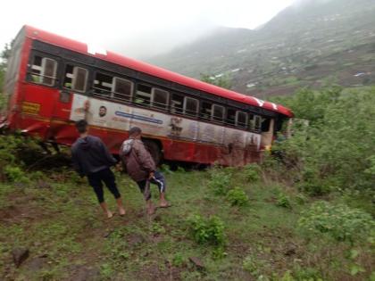 ST bus crashed into ghat at Saptshring Fort; 18 passengers injured, Guardian Minister left for the spot | सप्तशृंग गडावरील घाटात एसटी बस कोसळली; १८ प्रवासी जखमी, पालकमंत्री घटनास्थळी रवाना