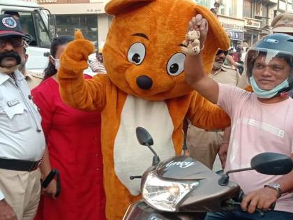 Lessons for Drivers on the Occasion of Teddy Bear Day | उल्हासनगर वाहतूक विभाग जोमात, टेडी बेअर डे निमित्त वाहनचालकांना धडे