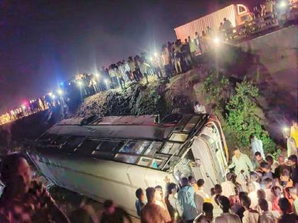 ST bus overturns after hitting stationary truck, 19 passengers injured | उभ्या ट्रकवर आदळून एसटी बस उलटली, १९ प्रवासी जखमी