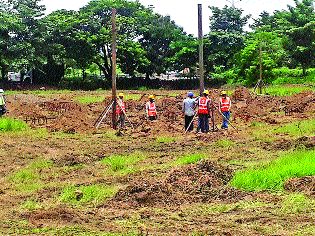 Work on a housing project begins in Lockdown | लॉकडाऊनमध्ये गृहनिर्माण प्रकल्पाच्या कामाला सुरुवात