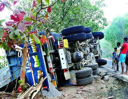 Accidental series of vehicles continue | वाहनांची अपघातग्रस्त मालिका सुरूच