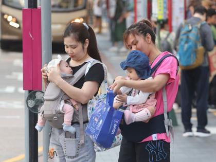 50 Percent of the world's children will be born in africa, India's population will start decreasing; Experts' prediction is increasing tension | या देशात जन्माला येणार जगातील 50% मुलं, कमी होऊ लागणार भारताची लोकसंख्या; टेन्शन वाढवणारा आहे तज्ज्ञांचा अनुमान 50 Percent of the world's children will be born in africa, India's population will start decreasing; Experts' prediction is increasing tension | या देशात जन्माला येणार जगातील 50% मुलं, कमी होऊ लागणार भारताची लोकसंख्या; टेन्शन वाढवणारा आहे तज्ज्ञांचा अनुमान
