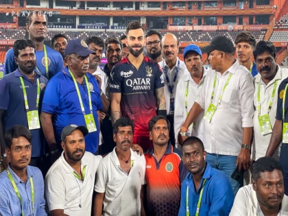After the match, Virat Kohli took a photo with the 'ground staff'; Won hearts of netizens | सामना संपल्यानंतर विराट कोहलीने 'ग्राउंड स्टाफ'सोबत काढला फोटो; नेटकऱ्यांची जिंकली मनं