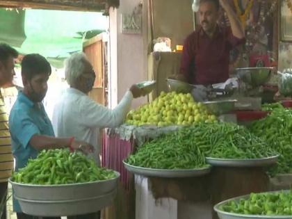 Lemon prices have risen sharply in market | बाजारात मे महिन्यातही लिंबूचे दर वाढलेलेच; मिरची मात्र स्वस्त