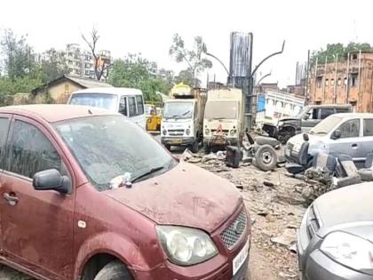 The Municipal Corporation picked up the wrecked vehicles which had been lying on the roads for years | रस्त्यांवर वर्षानुवर्ष धुळखात पडलेल्या भंगार गाड्या महापालिकेने उचलल्या