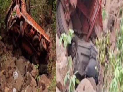 In Fondaghat, a truck and an Alto car crashed into a 100 foot deep ravine | काळ आला होता.. पण वेळ नाही; ट्रकसह कार 100 फूट खोल दरीत कोसळूनही जीवितहानी टळली